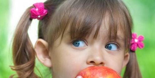 girl eating apple