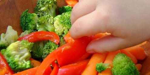 Kids eating vegetables